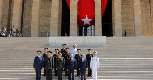 Turkey's Prime Minister Binali Yildirim (3rd R), Chief of Staff General Hulusi Akar (3rd L), Defense Minister Fikri Isik (2nd R) and the country's top generals pose in Anitkabir, the mausoleum of modern Turkey's founder Mustafa Kemal Ataturk, after a wreath-laying ceremony ahead of a High Military Council meeting in Ankara, Turkey, July 28, 2016. REUTERS/Umit Bektas - RTSK1K7