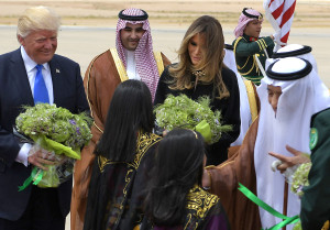 US President Donald Trump (2nd-L) and First Lady Melania Trump (C) take part in a welcome ceremony by Saudi King Salman bin Abdulaziz al-Saud (3rd-R) upon arrival at King Khalid International Airport in Riyadh on May 20, 2017, accompanied Prince Khaled bin Salman (3rd-L). / AFP PHOTO / MANDEL NGAN