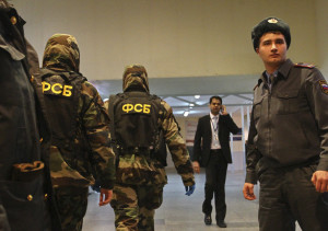Сотрудники правоохранительных органов дежурят в аэропорту "Домодедово", где после взрыва усилены меры безопасности.