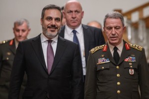 Head of Turkey's intelligence service, Hakan Fidan (L) and Chief of Staff General Hulusi Akar (R) speak as they arrive ahead of a press conference on October 10, 2016 in Istanbul. Putin visits Turkey on October 10 for talks with counterpart Recep Tayyip Erdogan, pushing forward ambitious joint energy projects as the two sides try to overcome a crisis in ties. / AFP PHOTO / OZAN KOSE